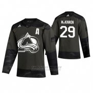 Camiseta Hockey Colorado Avalanche Nathan Mackinnon 2019 Veterans Day Camuflaje
